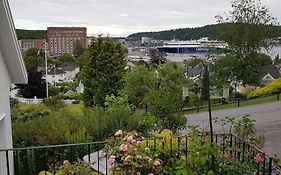 Lys Og Lettstelt Leilighet Med Utsikt Over Byen